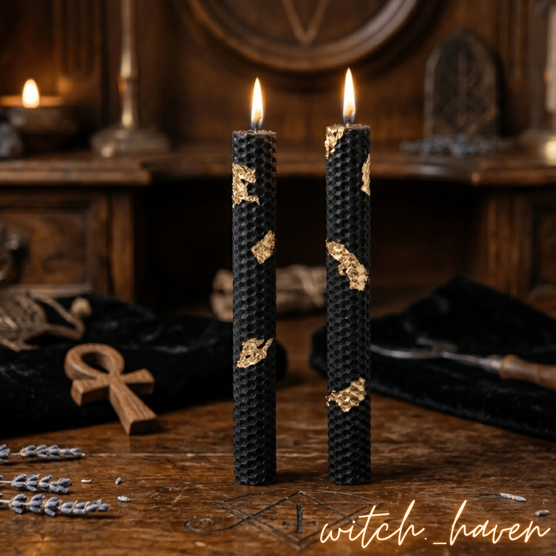 2 Ritual Kerzen Bienenwachs Schwarz Goldfolie Dominika Marx, handgefertigte Luxus Bienenwachskerzen ritueller Schutz, spiritueller Begleiter schwarze Wabenkerzen Witchhaven, handgemachte Altar Dekoration energetische Reinigung, rituelles Reinigungsritual Kerzenset, echtes Bienenwachs für Meditation sowie Erdung, exklusives Design Ritualkerzen Set goldfarben schwarz