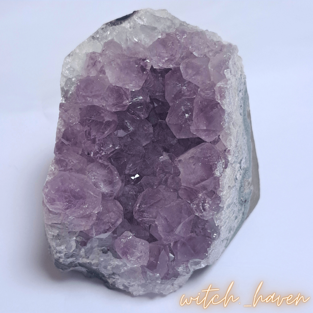 Amethyst Cluster Naturstein Druse mit violetten Kristallspitzen Dominika Marx, echter Rohkristall Naturstein für energetische Raumreinigung, spiritueller Begleiter Heilsteine Dekoration Witchhaven, handverlesene Kristallgeode ohne künstliche Zusätze, rituelles Reinigungsritual Amethystdrusenstück, Edelsteine für inneren Frieden sowie tiefe Meditation, exklusives Design Kristall Unikat lila grau