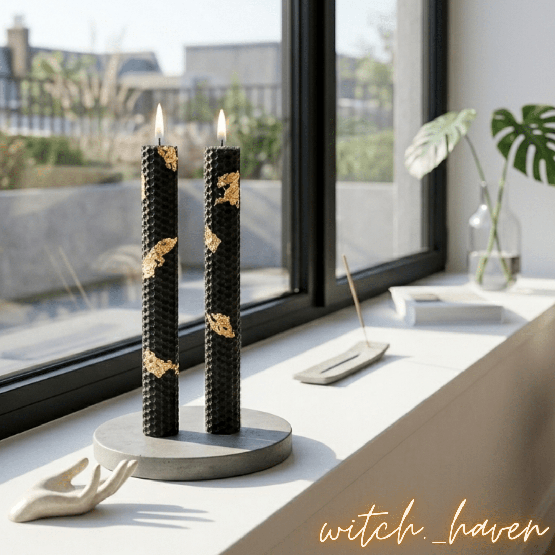 2 Ritual Kerzen Bienenwachs Schwarz Goldfolie Dominika Marx, handgefertigte Luxus Bienenwachskerzen ritueller Schutz, spiritueller Begleiter schwarze Wabenkerzen Witchhaven, handgemachte Altar Dekoration energetische Reinigung, rituelles Reinigungsritual Kerzenset, echtes Bienenwachs für Meditation sowie Erdung, exklusives Design Ritualkerzen Set goldfarben schwarz
