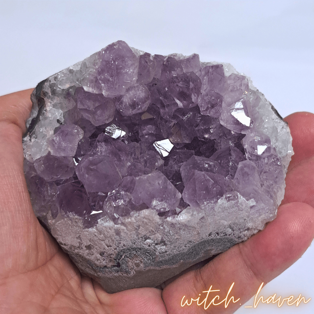 Amethyst Cluster Naturstein Druse mit violetten Kristallspitzen Dominika Marx, echter Rohkristall Naturstein für energetische Raumreinigung, spiritueller Begleiter Heilsteine Dekoration Witchhaven, handverlesene Kristallgeode ohne künstliche Zusätze, rituelles Reinigungsritual Amethystdrusenstück, Edelsteine für inneren Frieden sowie tiefe Meditation, exklusives Design Kristall Unikat lila grau