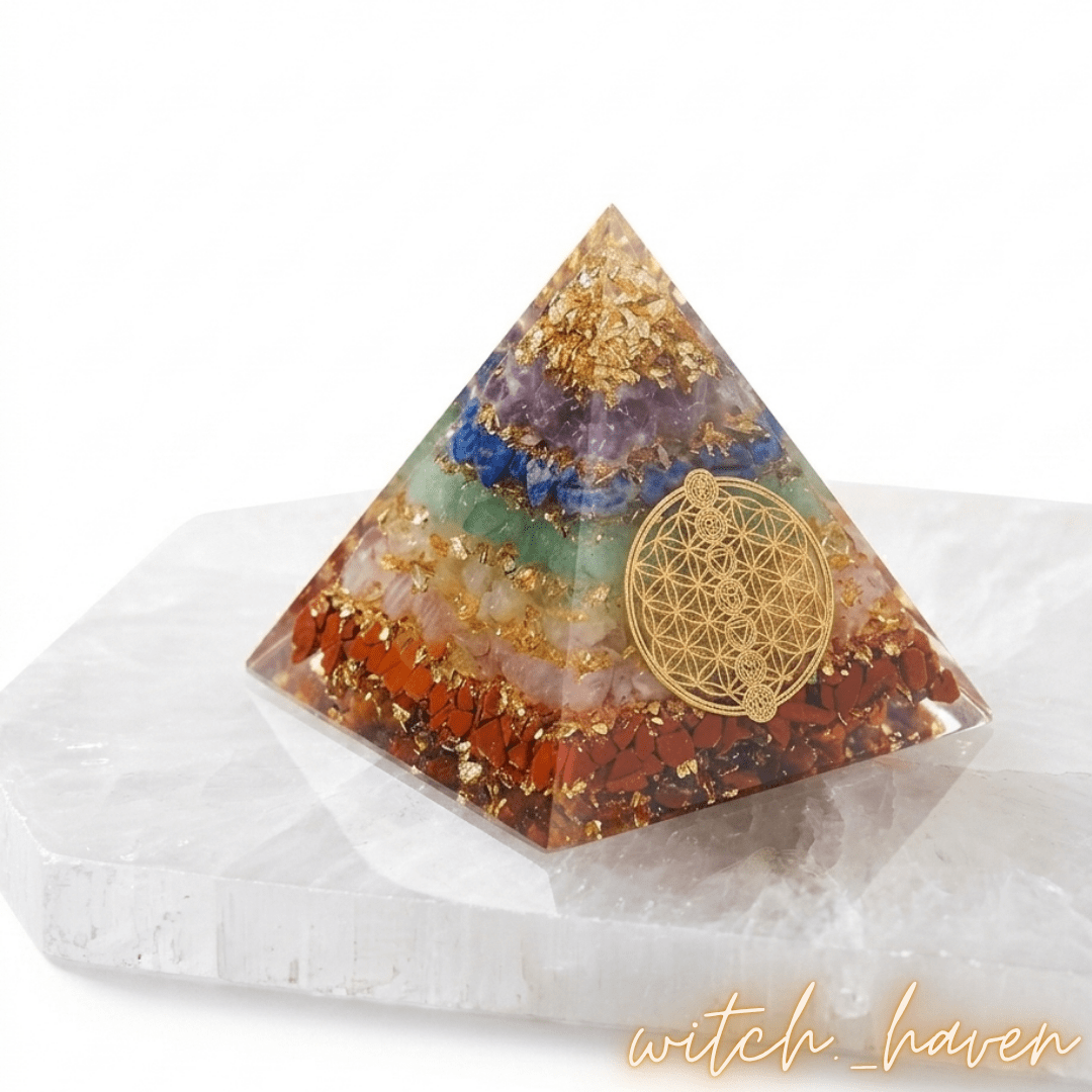 Chakra Orgon Pyramide Blume des Lebens Dominika Marx, Edelstein Pyramide sieben Chakren Schutzsymbol, spiritueller Begleiter Orgonit Design, handverlesene Natursteine Pyramide Witchhaven, rituelles Reinigungsritual Orgonit, Heilsteine für Balance sowie Erdung, exklusive Chakra Deko goldfarbene Symbole