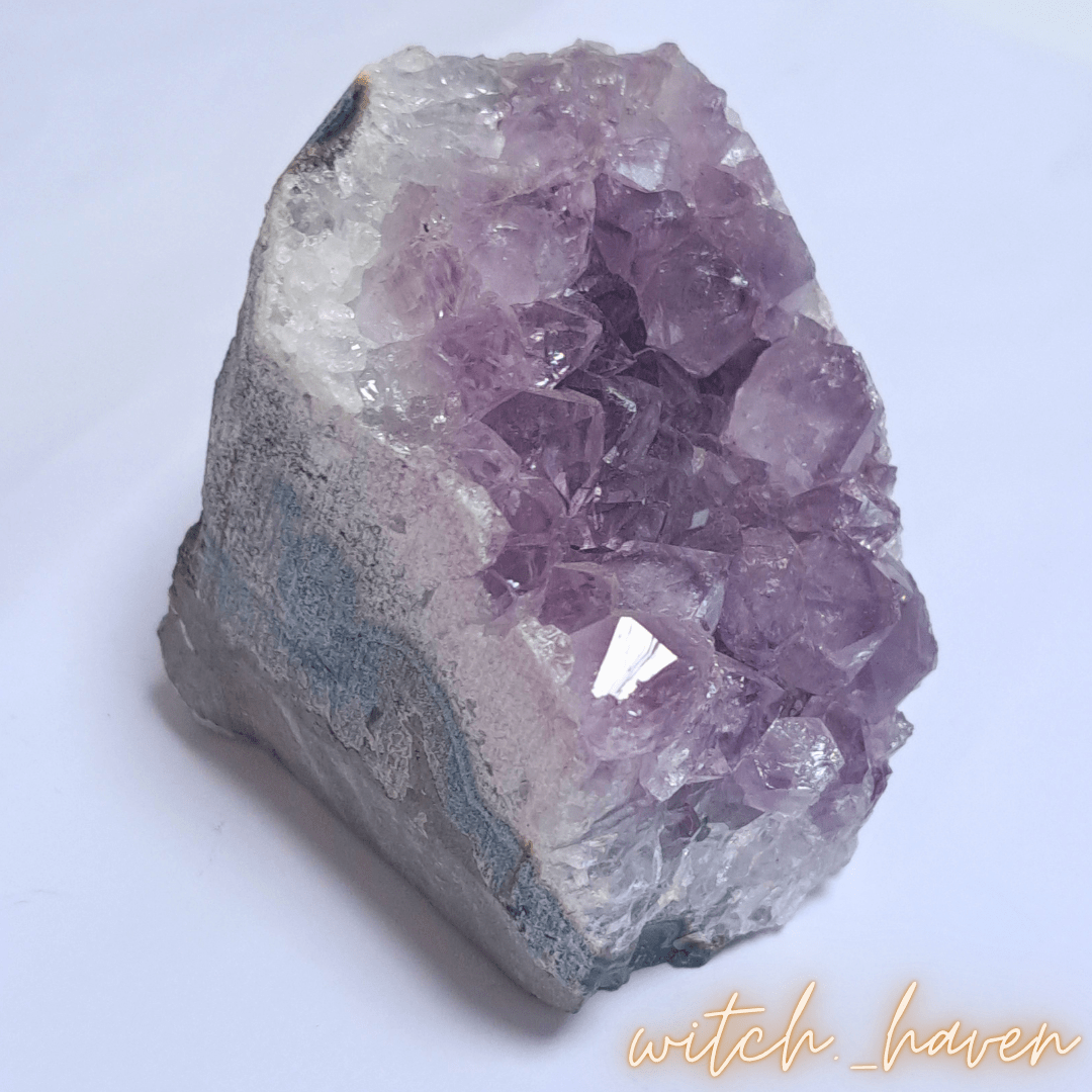 Amethyst Cluster Naturstein Druse mit violetten Kristallspitzen Dominika Marx, echter Rohkristall Naturstein für energetische Raumreinigung, spiritueller Begleiter Heilsteine Dekoration Witchhaven, handverlesene Kristallgeode ohne künstliche Zusätze, rituelles Reinigungsritual Amethystdrusenstück, Edelsteine für inneren Frieden sowie tiefe Meditation, exklusives Design Kristall Unikat lila grau