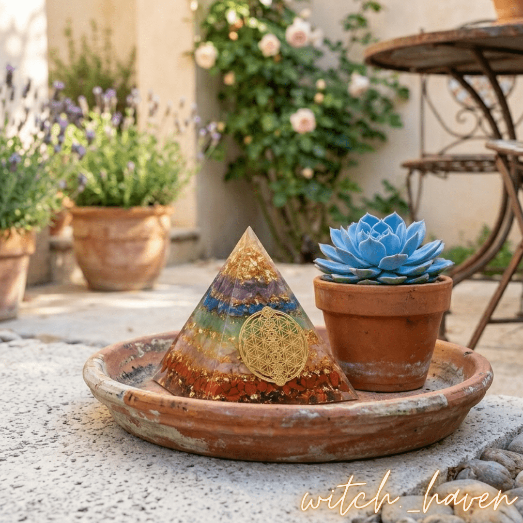 Chakra Orgon Pyramide Blume des Lebens Dominika Marx, Edelstein Pyramide sieben Chakren Schutzsymbol, spiritueller Begleiter Orgonit Design, handverlesene Natursteine Pyramide Witchhaven, rituelles Reinigungsritual Orgonit, Heilsteine für Balance sowie Erdung, exklusive Chakra Deko goldfarbene Symbole