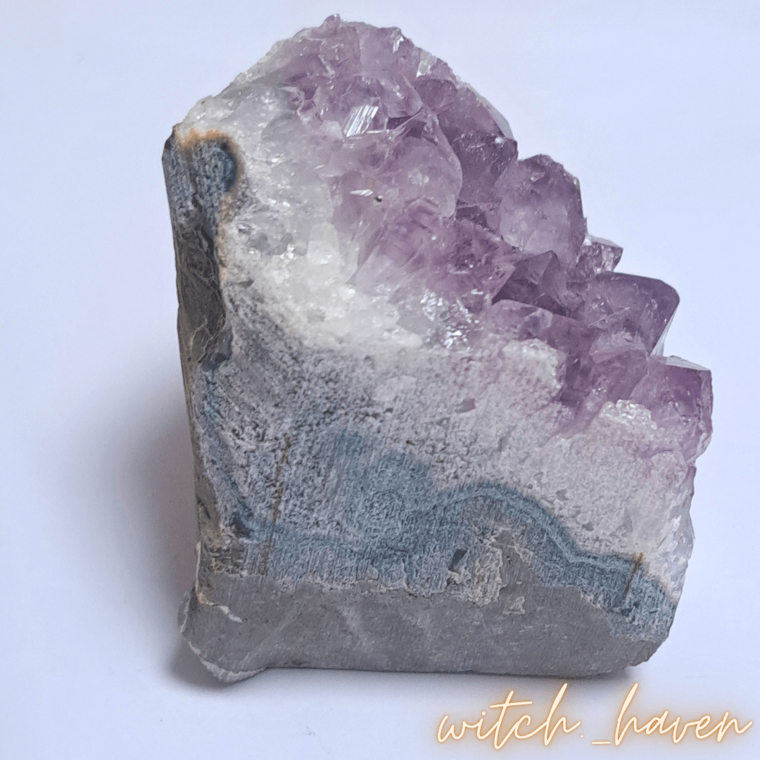 Amethyst Cluster Naturstein Druse mit violetten Kristallspitzen Dominika Marx, echter Rohkristall Naturstein für energetische Raumreinigung, spiritueller Begleiter Heilsteine Dekoration Witchhaven, handverlesene Kristallgeode ohne künstliche Zusätze, rituelles Reinigungsritual Amethystdrusenstück, Edelsteine für inneren Frieden sowie tiefe Meditation, exklusives Design Kristall Unikat lila grau