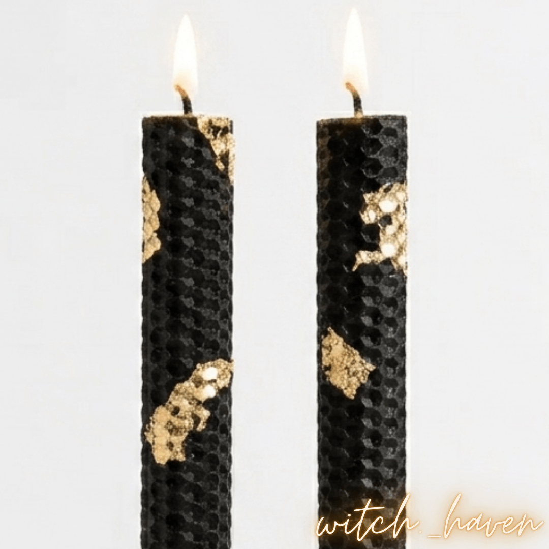 2 Ritual Kerzen Bienenwachs Schwarz Goldfolie Dominika Marx, handgefertigte Luxus Bienenwachskerzen ritueller Schutz, spiritueller Begleiter schwarze Wabenkerzen Witchhaven, handgemachte Altar Dekoration energetische Reinigung, rituelles Reinigungsritual Kerzenset, echtes Bienenwachs für Meditation sowie Erdung, exklusives Design Ritualkerzen Set goldfarben schwarz