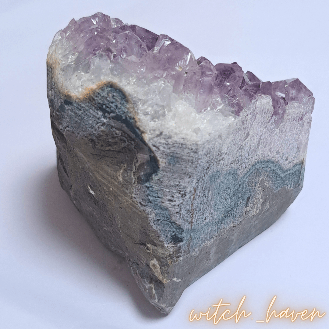 Amethyst Cluster Naturstein Druse mit violetten Kristallspitzen Dominika Marx, echter Rohkristall Naturstein für energetische Raumreinigung, spiritueller Begleiter Heilsteine Dekoration Witchhaven, handverlesene Kristallgeode ohne künstliche Zusätze, rituelles Reinigungsritual Amethystdrusenstück, Edelsteine für inneren Frieden sowie tiefe Meditation, exklusives Design Kristall Unikat lila grau