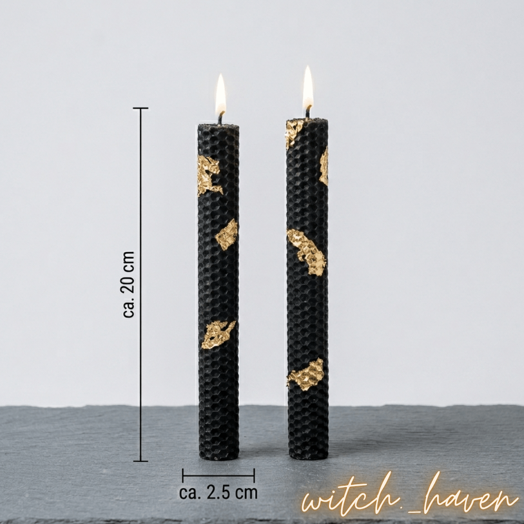 2 Ritual Kerzen Bienenwachs Schwarz Goldfolie Dominika Marx, handgefertigte Luxus Bienenwachskerzen ritueller Schutz, spiritueller Begleiter schwarze Wabenkerzen Witchhaven, handgemachte Altar Dekoration energetische Reinigung, rituelles Reinigungsritual Kerzenset, echtes Bienenwachs für Meditation sowie Erdung, exklusives Design Ritualkerzen Set goldfarben schwarz