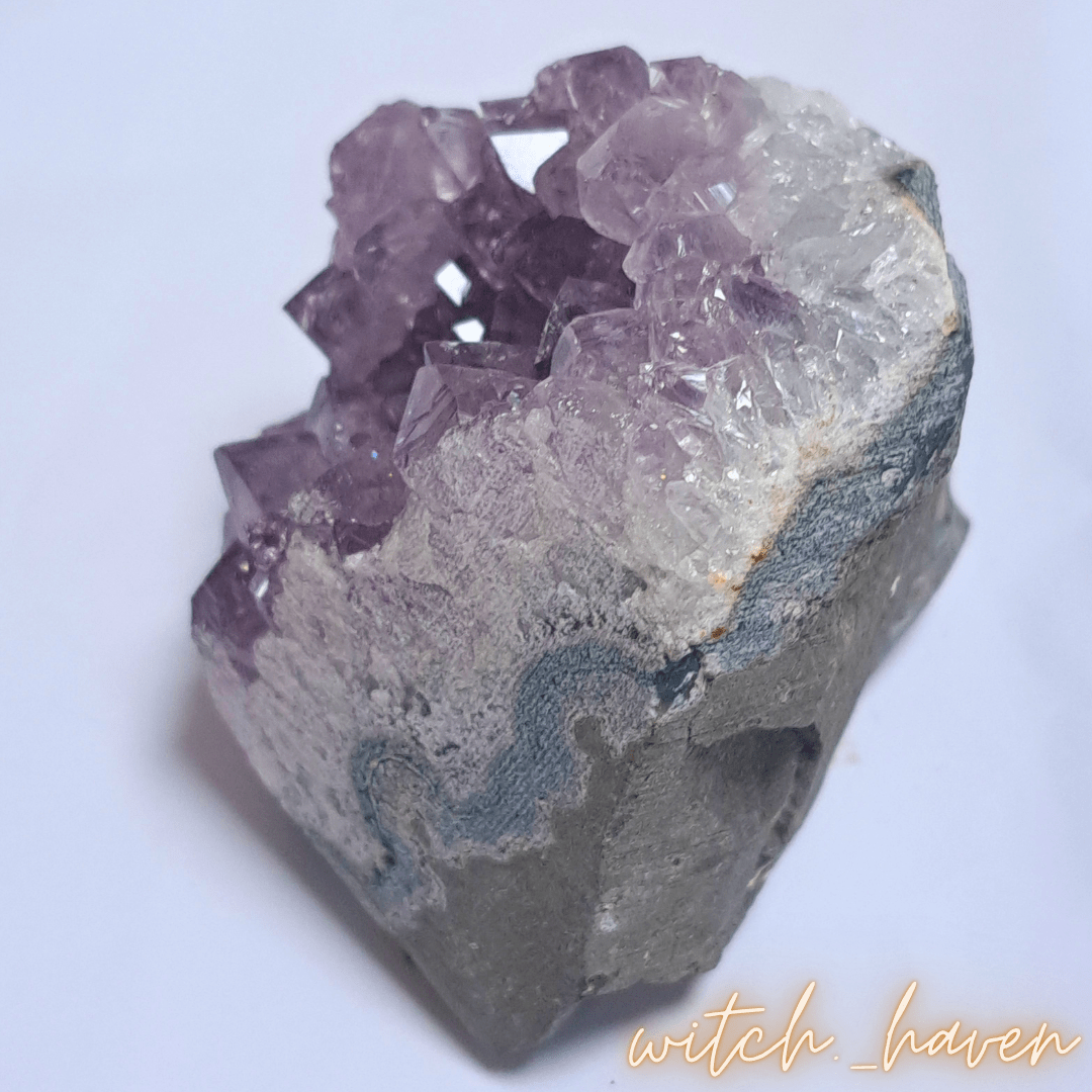 Amethyst Cluster Naturstein Druse mit violetten Kristallspitzen Dominika Marx, echter Rohkristall Naturstein für energetische Raumreinigung, spiritueller Begleiter Heilsteine Dekoration Witchhaven, handverlesene Kristallgeode ohne künstliche Zusätze, rituelles Reinigungsritual Amethystdrusenstück, Edelsteine für inneren Frieden sowie tiefe Meditation, exklusives Design Kristall Unikat lila grau