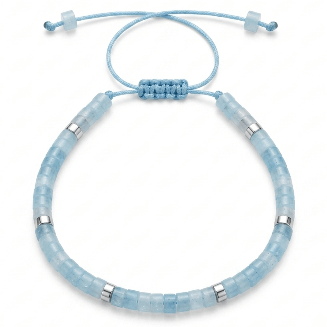 Handgefertigtes Aquamarin Armband mit hellblauen Edelsteinperlen Dominika Marx, verstellbarer Makrameeverschluss mit silbernen Akzenten, spiritueller Begleiter Naturstein Schmuck Witchhaven, handgeknüpftes Kristallarmband als Geschenkidee, rituelles Reinigungsritual Aquamarinschmuck, Heilsteine für inneren Frieden sowie gelassene Kommunikation, exklusives Design magischer Glücksbringer blau silber