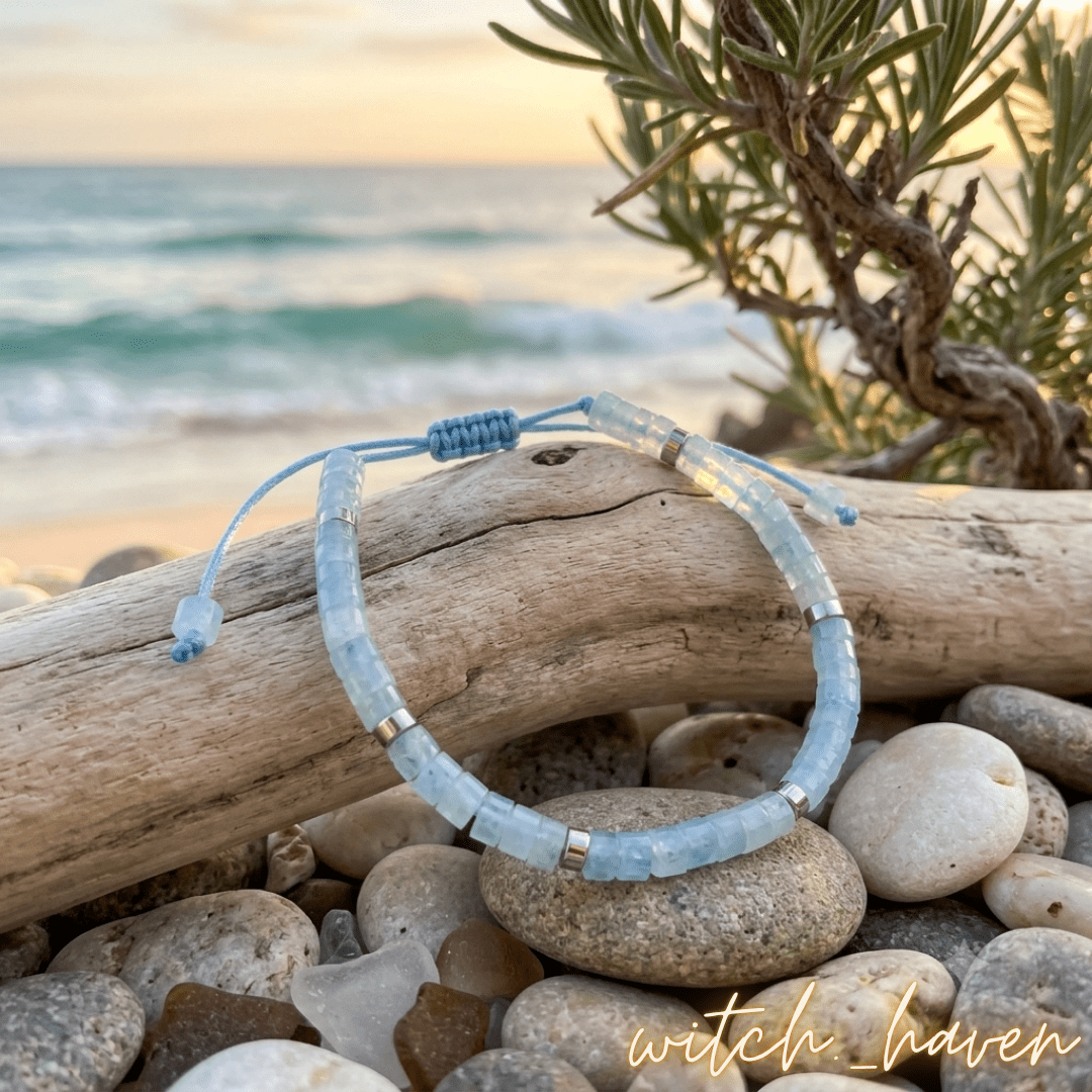 Handgefertigtes Aquamarin Armband mit hellblauen Edelsteinperlen Dominika Marx, verstellbarer Makrameeverschluss mit silbernen Akzenten, spiritueller Begleiter Naturstein Schmuck Witchhaven, handgeknüpftes Kristallarmband als Geschenkidee, rituelles Reinigungsritual Aquamarinschmuck, Heilsteine für inneren Frieden sowie gelassene Kommunikation, exklusives Design magischer Glücksbringer blau silber