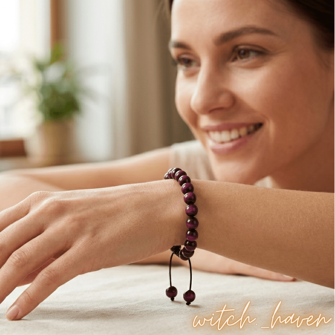 Rosa Tigerauge Armband metallfrei für Allergiker Dominika Marx, schimmernde Natursteinperlen verstellbare Kordel, spiritueller Begleiter Tigerauge Schmuck Witchhaven, hautverträglicher Schmuck ohne Metall energetische Reinigung, rituelles Reinigungsritual Perlenarmband, Heilsteine für Mut sowie Selbstvertrauen, exklusives Design Edelstein Unikat rosa schwarz