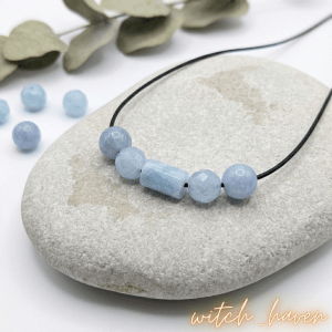 Aquamarin Halskette Allergie Hilfe metallfrei Dominika Marx, edle Edelsteinperlen Würfelform verstellbare Kordel, spiritueller Begleiter Aquamarin Schmuck Witchhaven, hautverträglicher Schmuck ohne Metall energetische Reinigung, rituelles Reinigungsritual Halskette, Heilsteine für inneren Frieden sowie Klärung, exklusives Design Naturstein Unikat hellblau schwarz