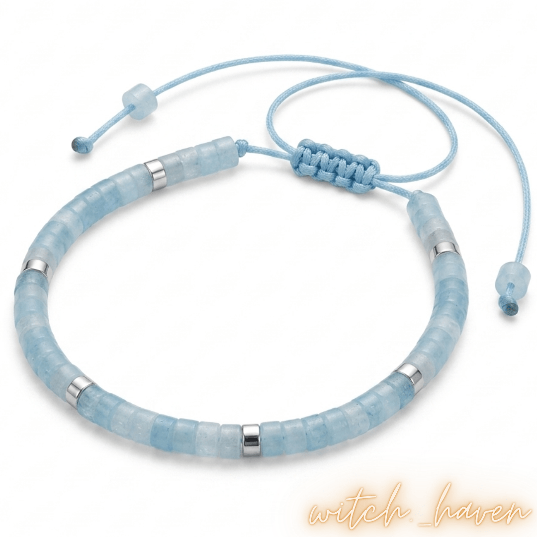 Handgefertigtes Aquamarin Armband mit hellblauen Edelsteinperlen Dominika Marx, verstellbarer Makrameeverschluss mit silbernen Akzenten, spiritueller Begleiter Naturstein Schmuck Witchhaven, handgeknüpftes Kristallarmband als Geschenkidee, rituelles Reinigungsritual Aquamarinschmuck, Heilsteine für inneren Frieden sowie gelassene Kommunikation, exklusives Design magischer Glücksbringer blau silber