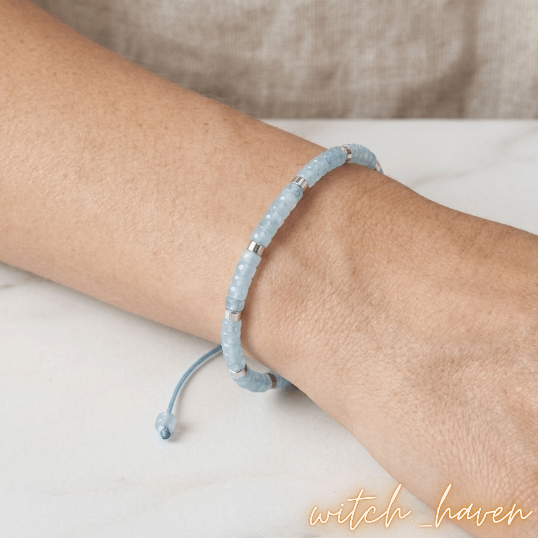 Handgefertigtes Aquamarin Armband mit hellblauen Edelsteinperlen Dominika Marx, verstellbarer Makrameeverschluss mit silbernen Akzenten, spiritueller Begleiter Naturstein Schmuck Witchhaven, handgeknüpftes Kristallarmband als Geschenkidee, rituelles Reinigungsritual Aquamarinschmuck, Heilsteine für inneren Frieden sowie gelassene Kommunikation, exklusives Design magischer Glücksbringer blau silber