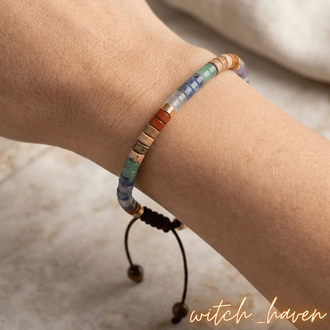 Handgefertigtes 7 Chakra Armband mit bunten Edelsteinperlen Dominika Marx, verstellbarer Makrameeverschluss mit goldenen Akzenten, spiritueller Begleiter Naturstein Schmuck Witchhaven, handgeknüpftes Kristallarmband zur Chakra Meditation, rituelles Reinigungsritual Energiearmband, Heilsteine für innere Balance sowie geistige Klarheit, exklusives Design magischer Glücksbringer bunt braun gold
