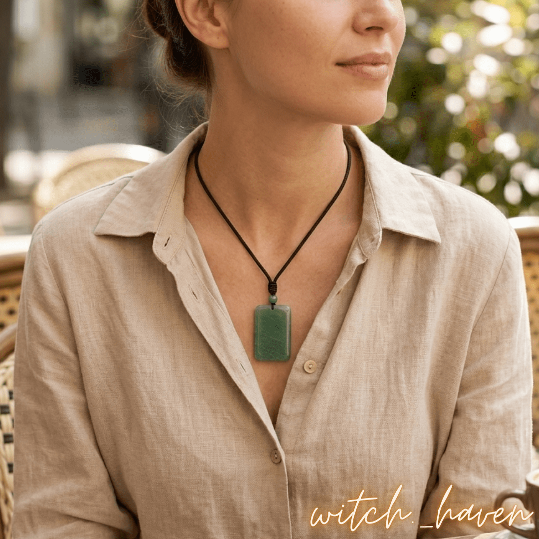 Grüner Aventurin Halsanhänger metallfrei für Allergiker Dominika Marx, grüner Naturstein rechteckig handgeflochtene Kette, spiritueller Begleiter Aventurin Edelstein Witchhaven, hautverträglicher Schmuck ohne Metall energetische Reinigung, rituelles Reinigungsritual Halskette, Heilsteine für Optimismus sowie innere Harmonie, exklusives Design Naturstein Unikat grün schwarz