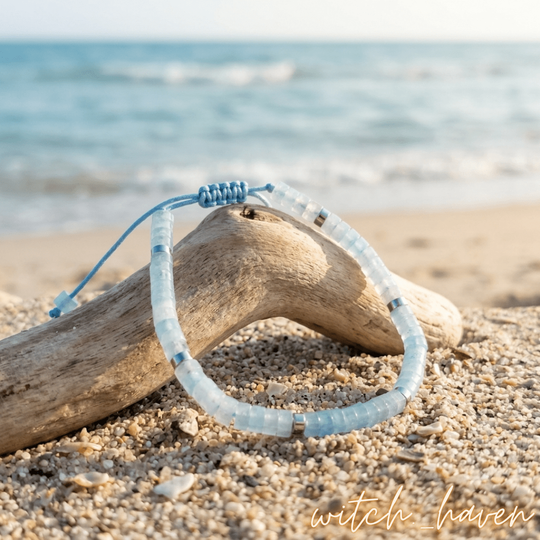Handgefertigtes Aquamarin Armband mit hellblauen Edelsteinperlen Dominika Marx, verstellbarer Makrameeverschluss mit silbernen Akzenten, spiritueller Begleiter Naturstein Schmuck Witchhaven, handgeknüpftes Kristallarmband als Geschenkidee, rituelles Reinigungsritual Aquamarinschmuck, Heilsteine für inneren Frieden sowie gelassene Kommunikation, exklusives Design magischer Glücksbringer blau silber