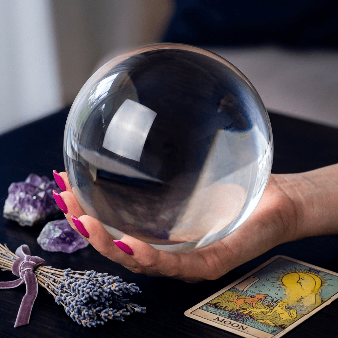 Kristall Wahrsager Kugel aus glasklarem K9 Glas Dominika Marx, große transparente Glaskugel mit rundem Acrylständer, spiritueller Begleiter Wahrsagen Scrying Meditation Witchhaven, makelloses Kristallglas für professionelle K9 Fotografie, rituelles Reinigungsritual Seherkugel Set, Edelsteine für Fokus sowie klare Gedanken, exklusives Design magische Dekoration transparent weiß, Kristallkugel nutzen