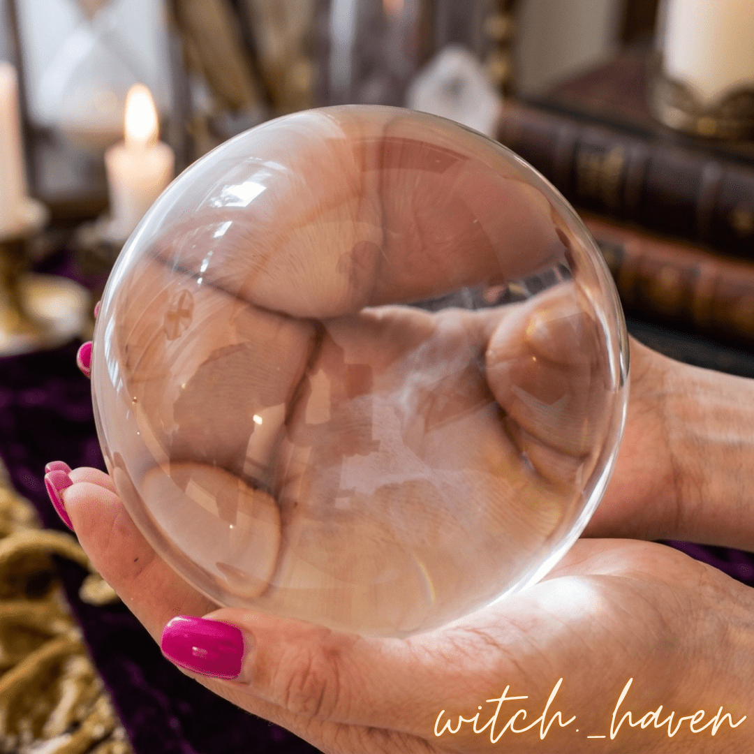 Kristall Wahrsager Kugel aus glasklarem K9 Glas Dominika Marx, große transparente Glaskugel mit rundem Acrylständer, spiritueller Begleiter Wahrsagen Scrying Meditation Witchhaven, makelloses Kristallglas für professionelle K9 Fotografie, rituelles Reinigungsritual Seherkugel Set, Edelsteine für Fokus sowie klare Gedanken, exklusives Design magische Dekoration transparent weiß